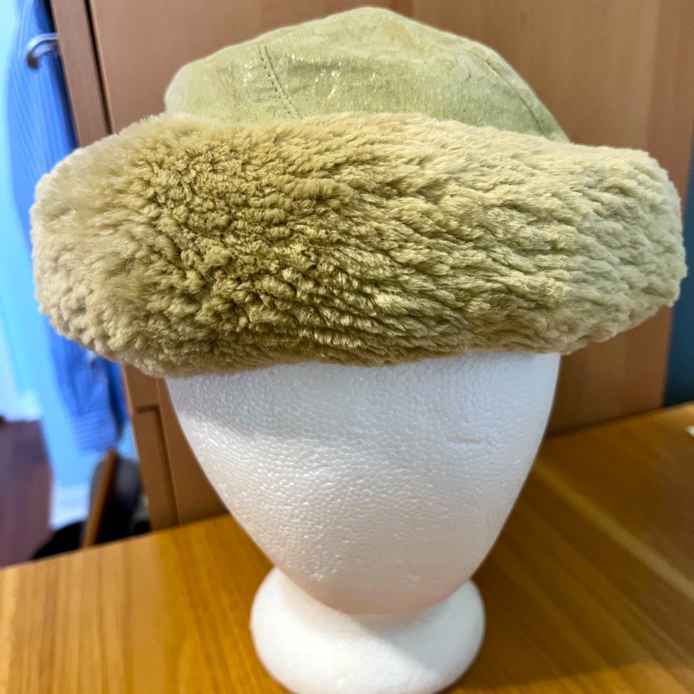 Mitchie’s Matchings lined fur hat. Women’s One Size